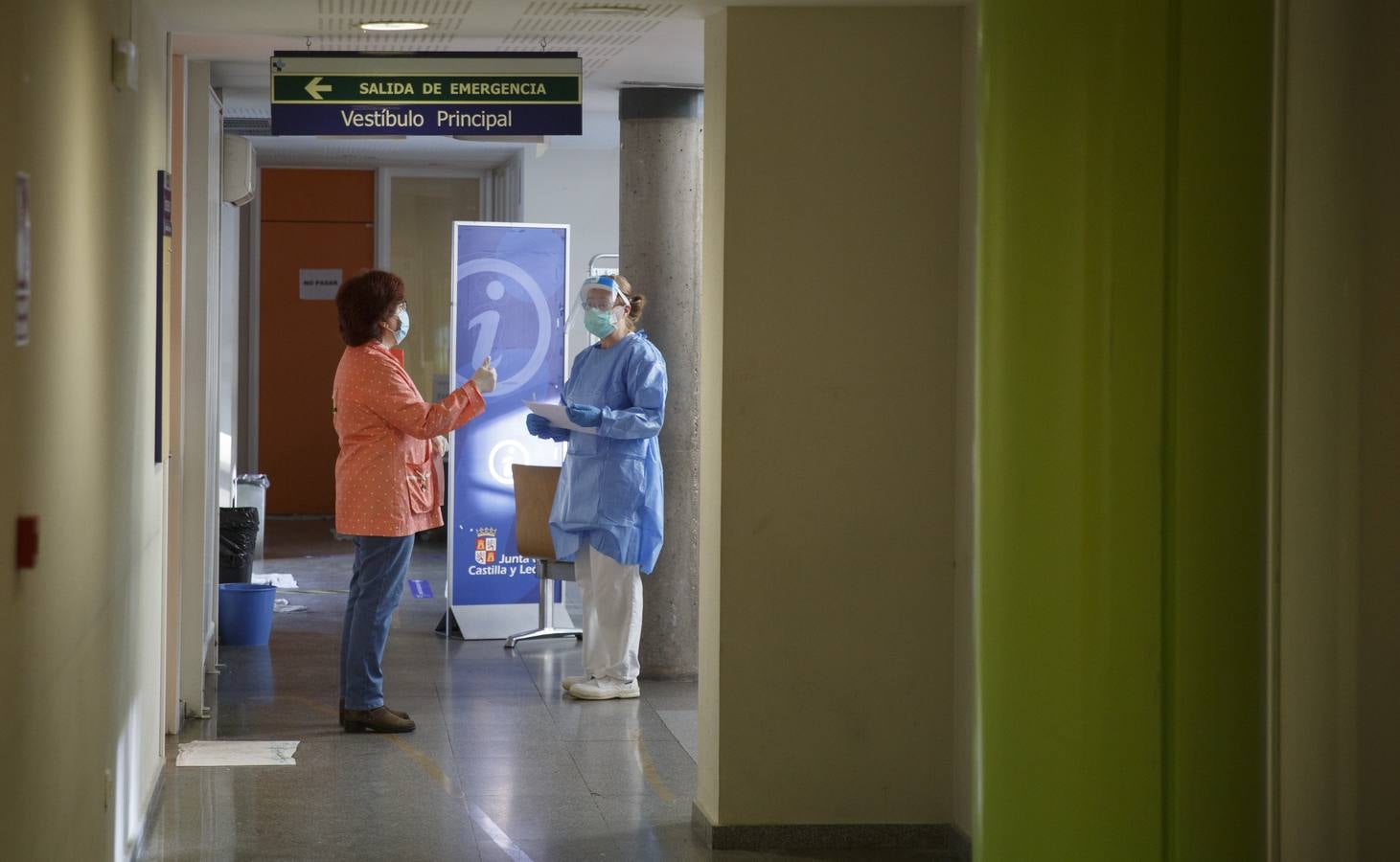 Fotos: Toma de muestras de la covid-19 en el Centro de salud Huerta del Rey de Valladolid
