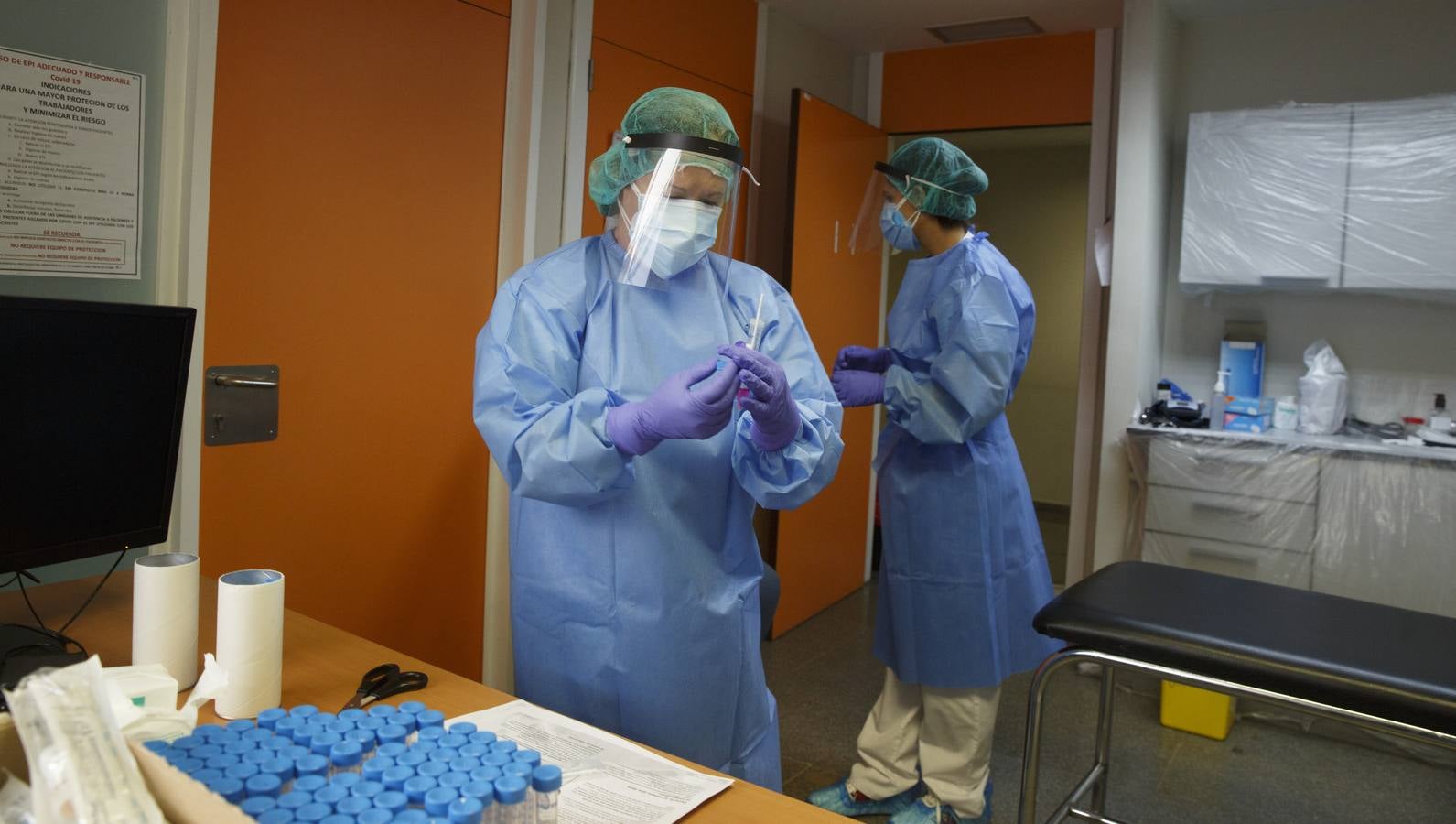 Fotos: Toma de muestras de la covid-19 en el Centro de salud Huerta del Rey de Valladolid