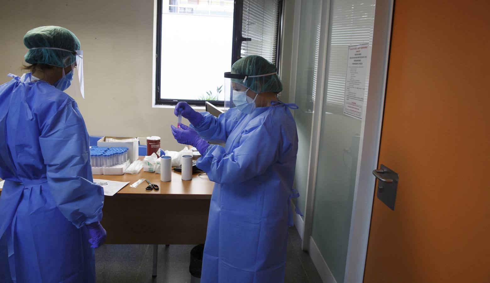 Fotos: Toma de muestras de la covid-19 en el Centro de salud Huerta del Rey de Valladolid