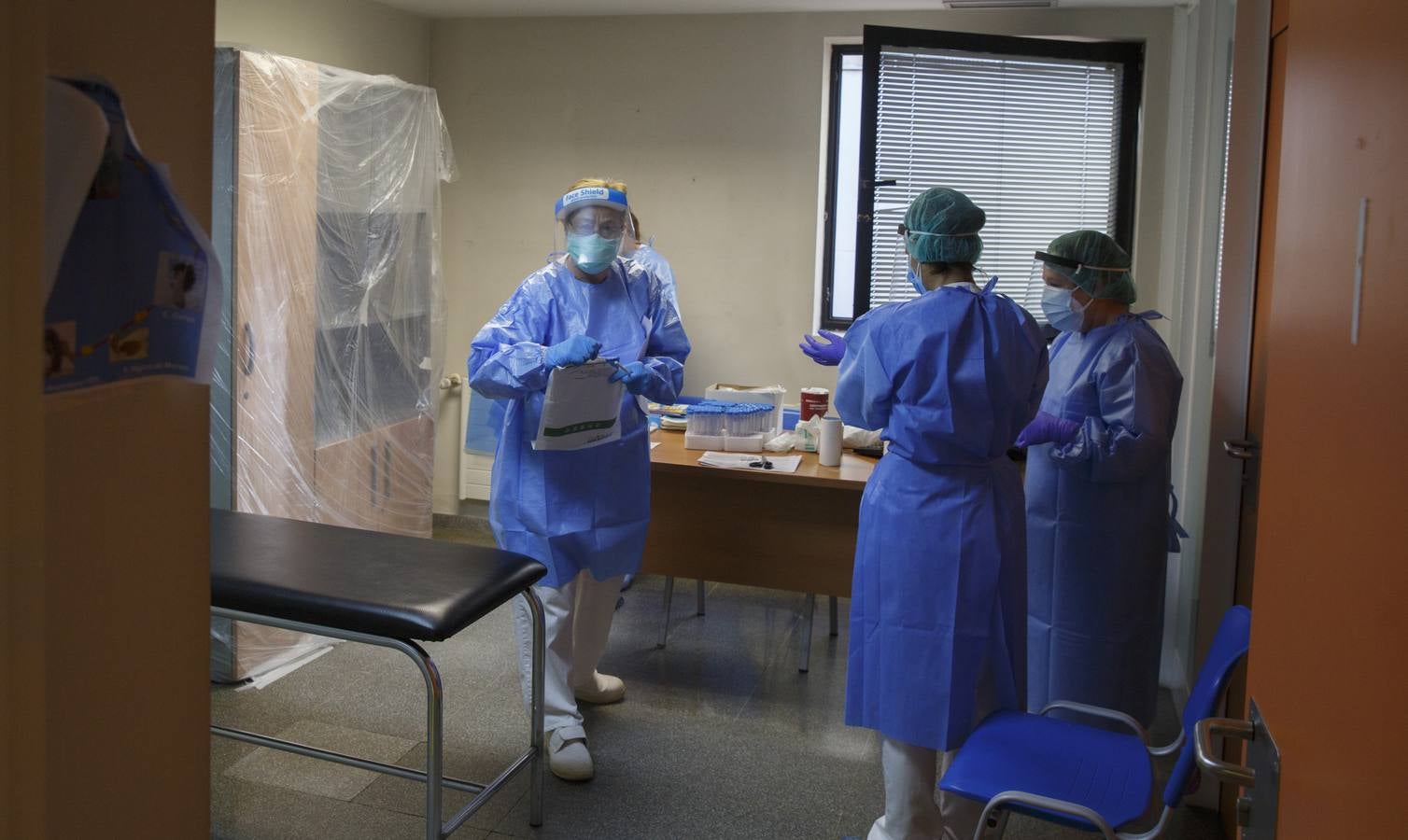 Fotos: Toma de muestras de la covid-19 en el Centro de salud Huerta del Rey de Valladolid