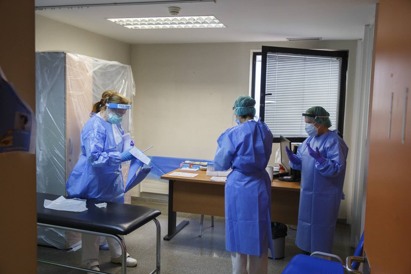 Fotos: Toma de muestras de la covid-19 en el Centro de salud Huerta del Rey de Valladolid