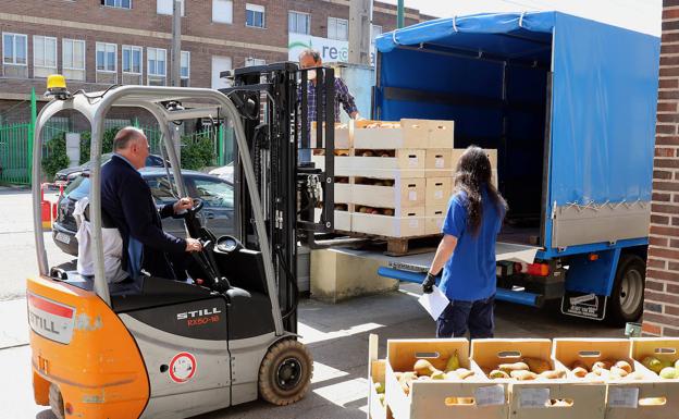 Partidas de fruta para su reparto desde el Banco de Alimentos. 