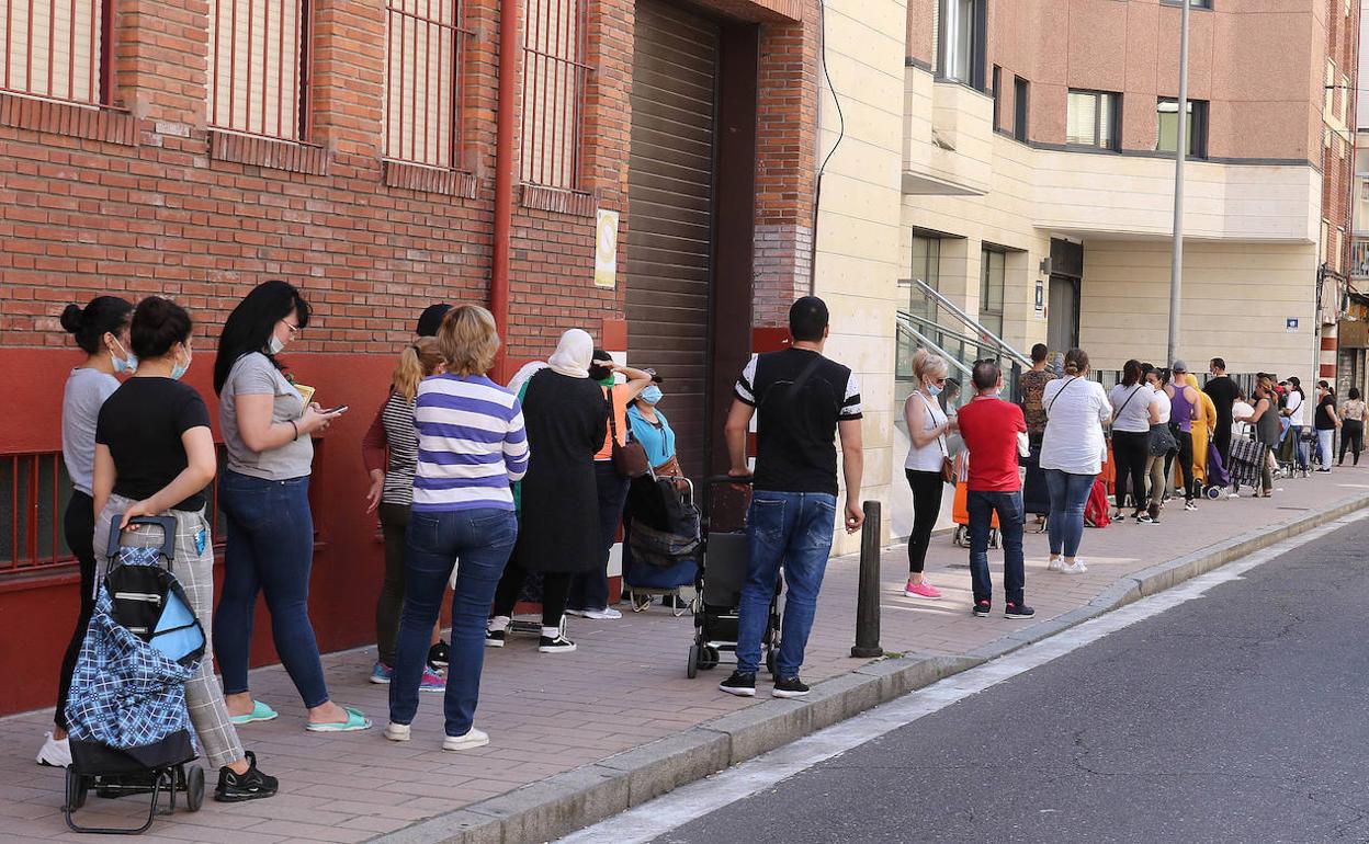 Colas, este jueves por la tarde, para recoger alimentos en Cruz Roja.