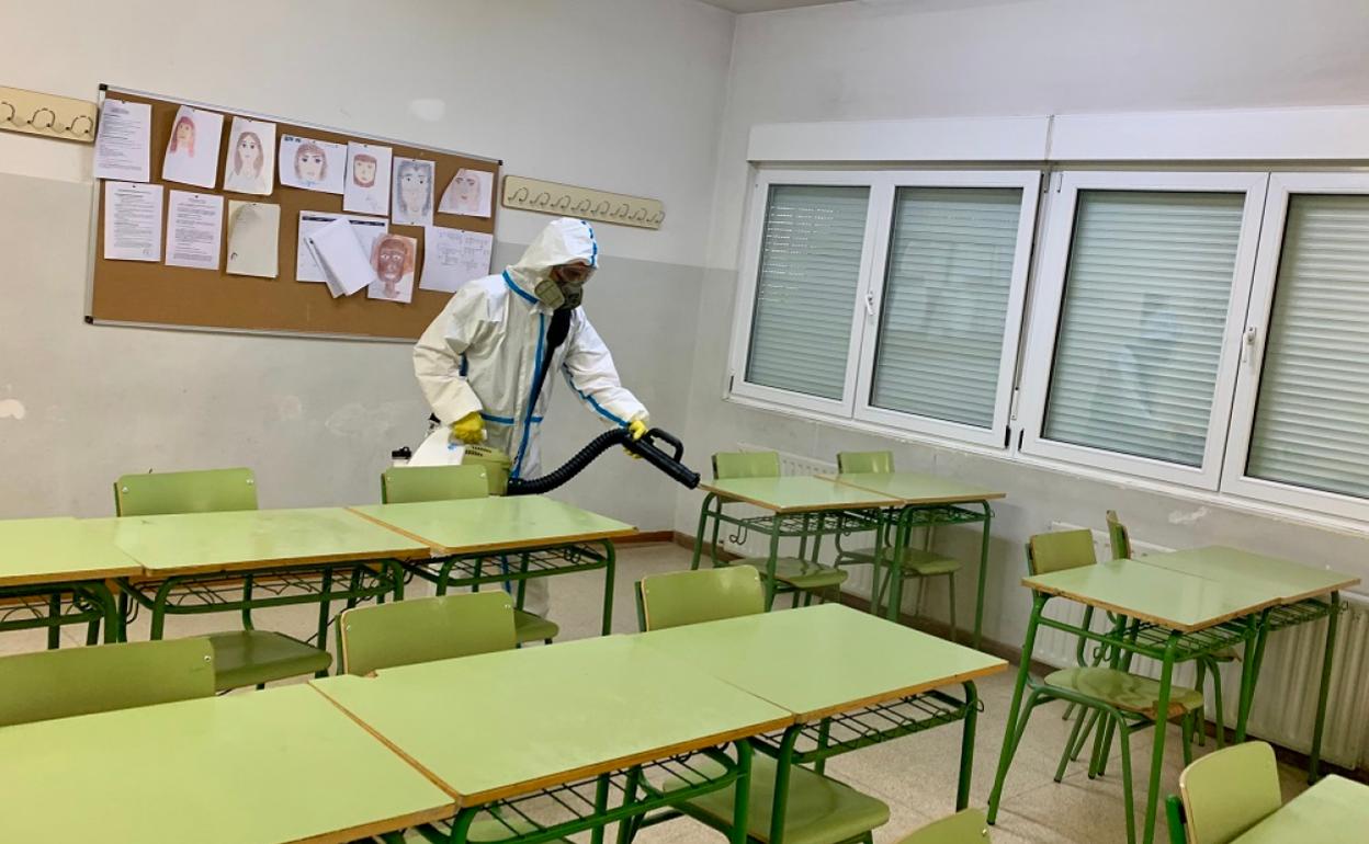 La Diputación de Ávila comenzó este jueves a desinfectar los centros educativos de la provincia