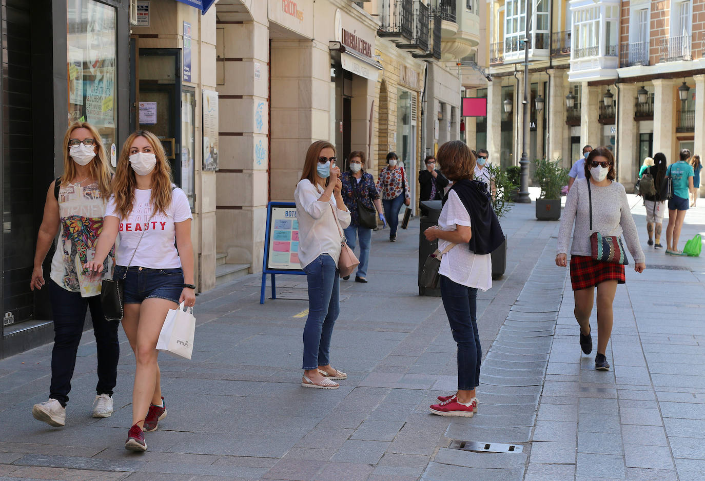 La mascarilla se impone con fuerza y celeridad entre los viandantes de Palencia