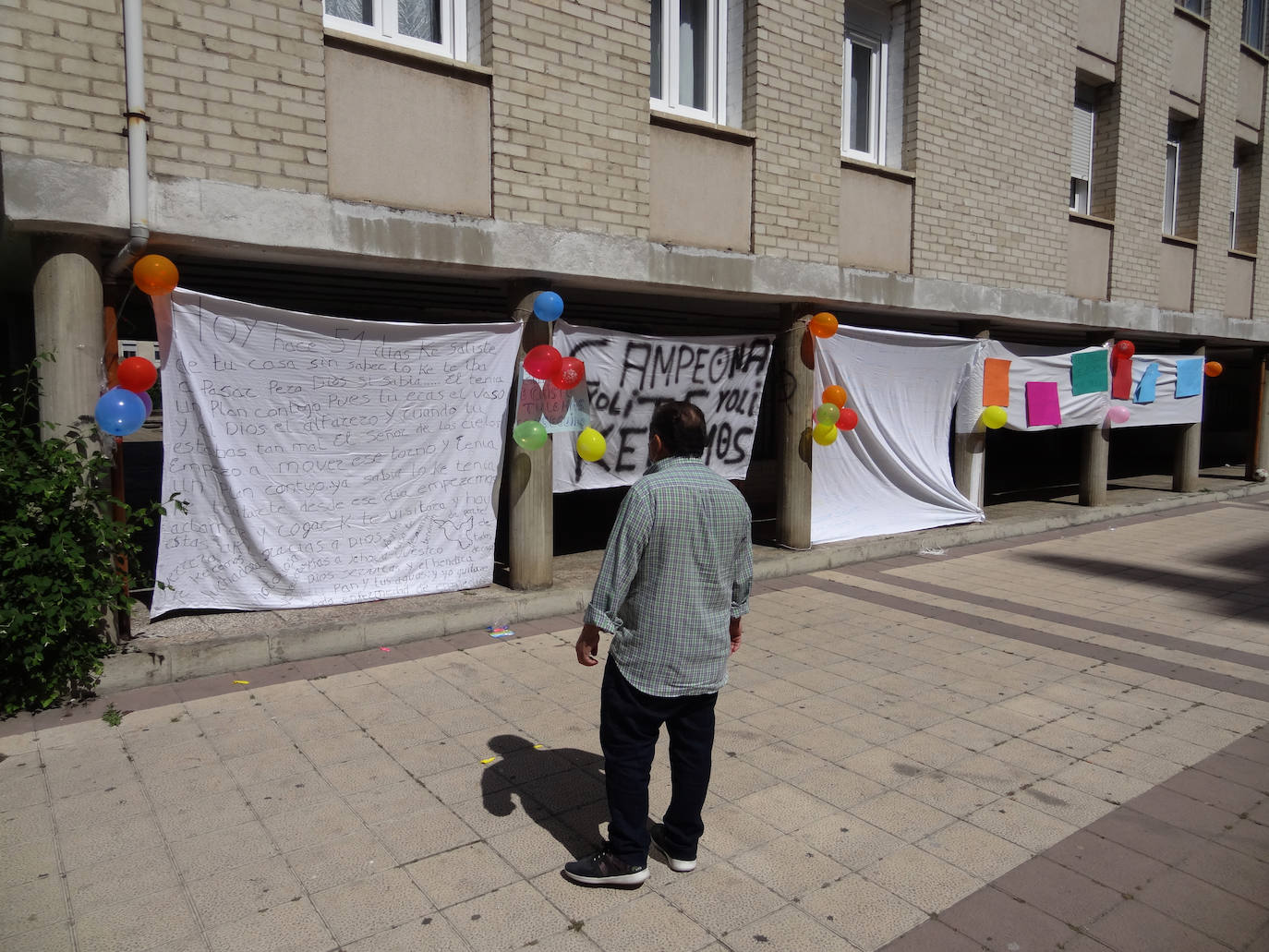 Decenas de familiares reciben a la mujer a la puerta de su casa, en las casas blancas de la calle Joaquín Velasco Martín en Huerta del Rey, en una fiesta sin incidentes y con presencia policial