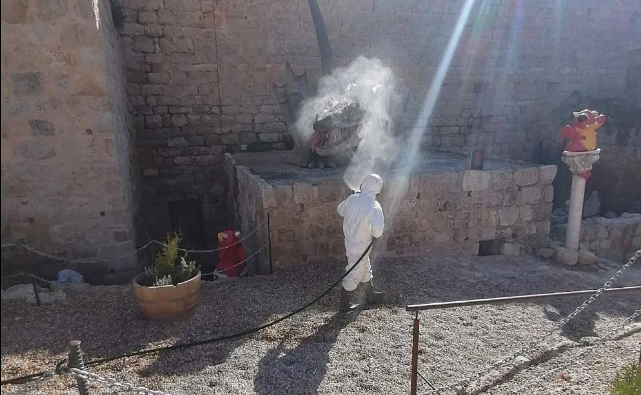 Labores de desinfección en el Castillo Encantado de Trigueros del Valle. 