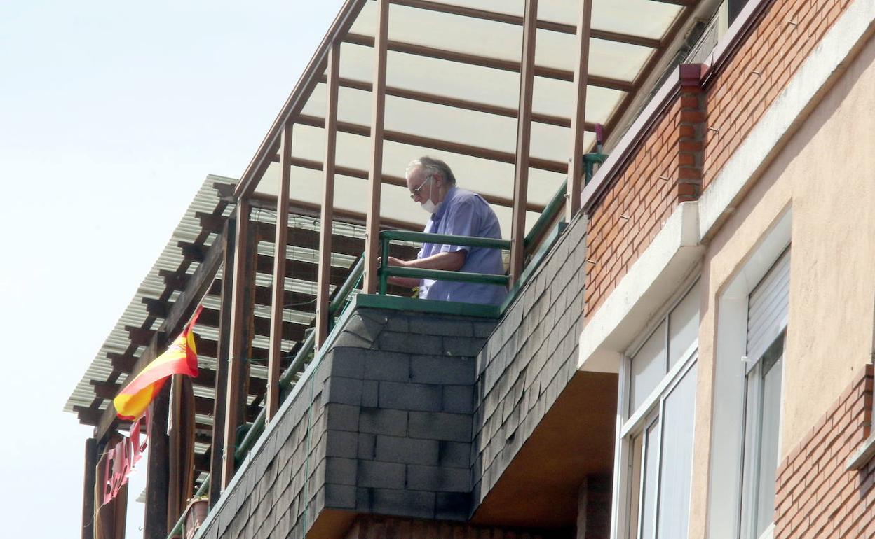 El octogenario, en su ático, antes de ser detenido por los GEO.