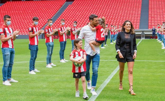 Aduriz, junto a su mujer y sus hijas. 