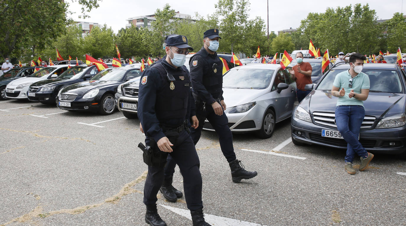 Fotos: Vox saca cientos de coches a las calles de Vallaodlid