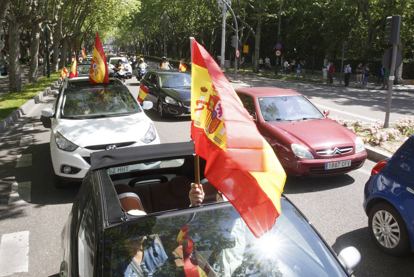 Fotos: Vox saca cientos de coches a las calles de Vallaodlid