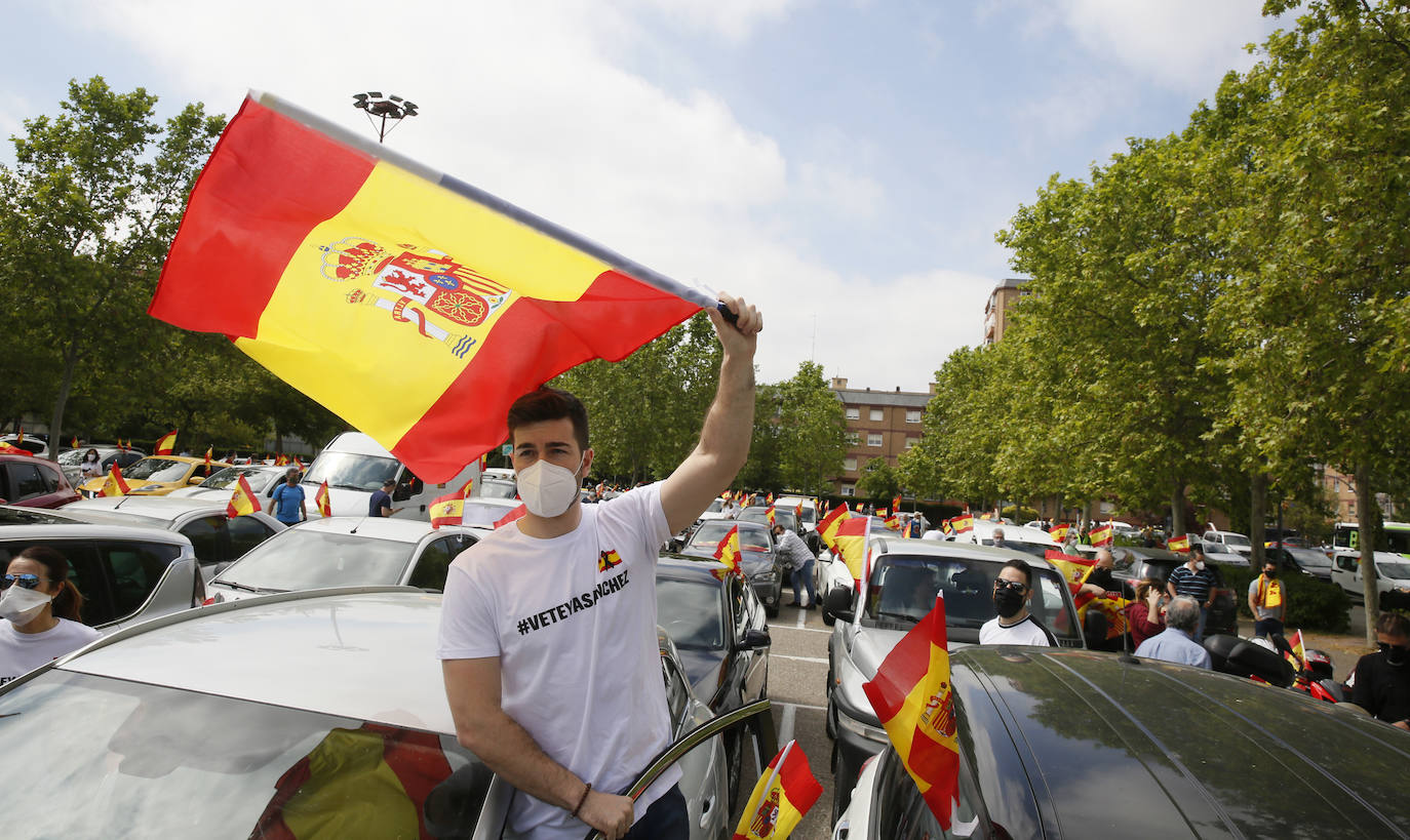 Fotos: Vox saca cientos de coches a las calles de Vallaodlid