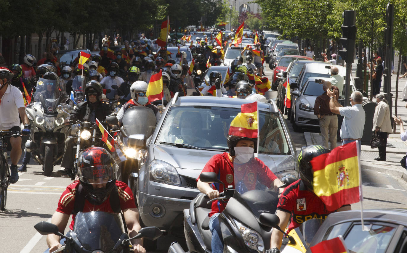 Fotos: Vox saca cientos de coches a las calles de Vallaodlid