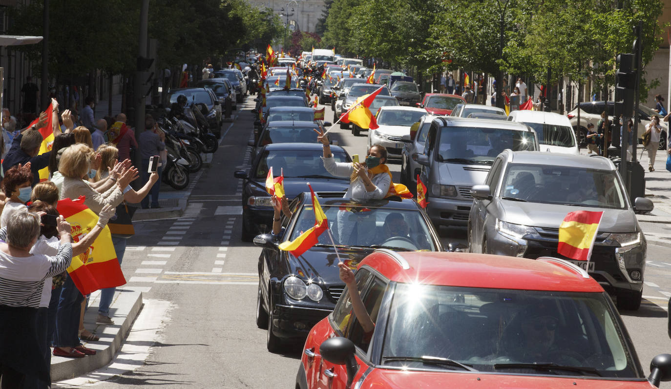 Fotos: Vox saca cientos de coches a las calles de Vallaodlid