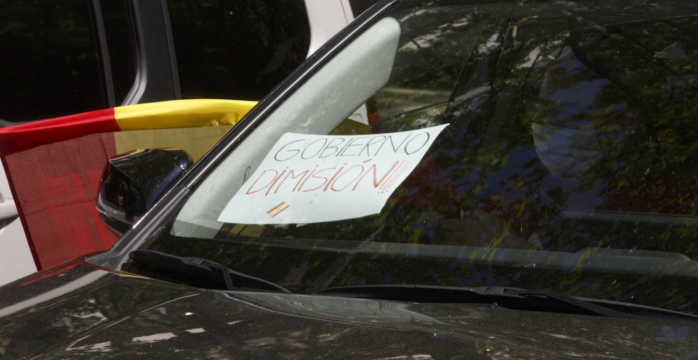 Fotos: Vox saca cientos de coches a las calles de Vallaodlid