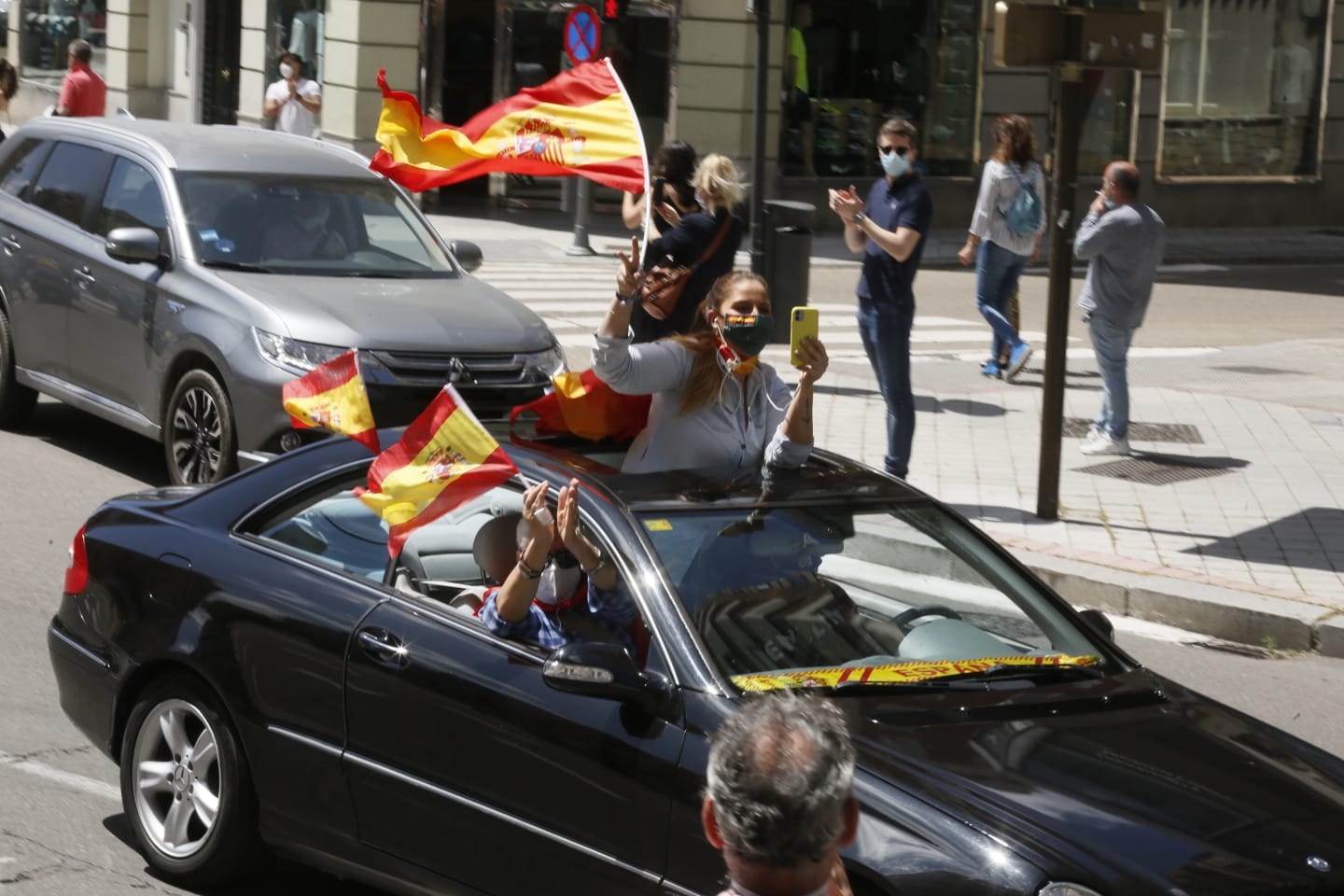 Fotos: Vox saca cientos de coches a las calles de Vallaodlid