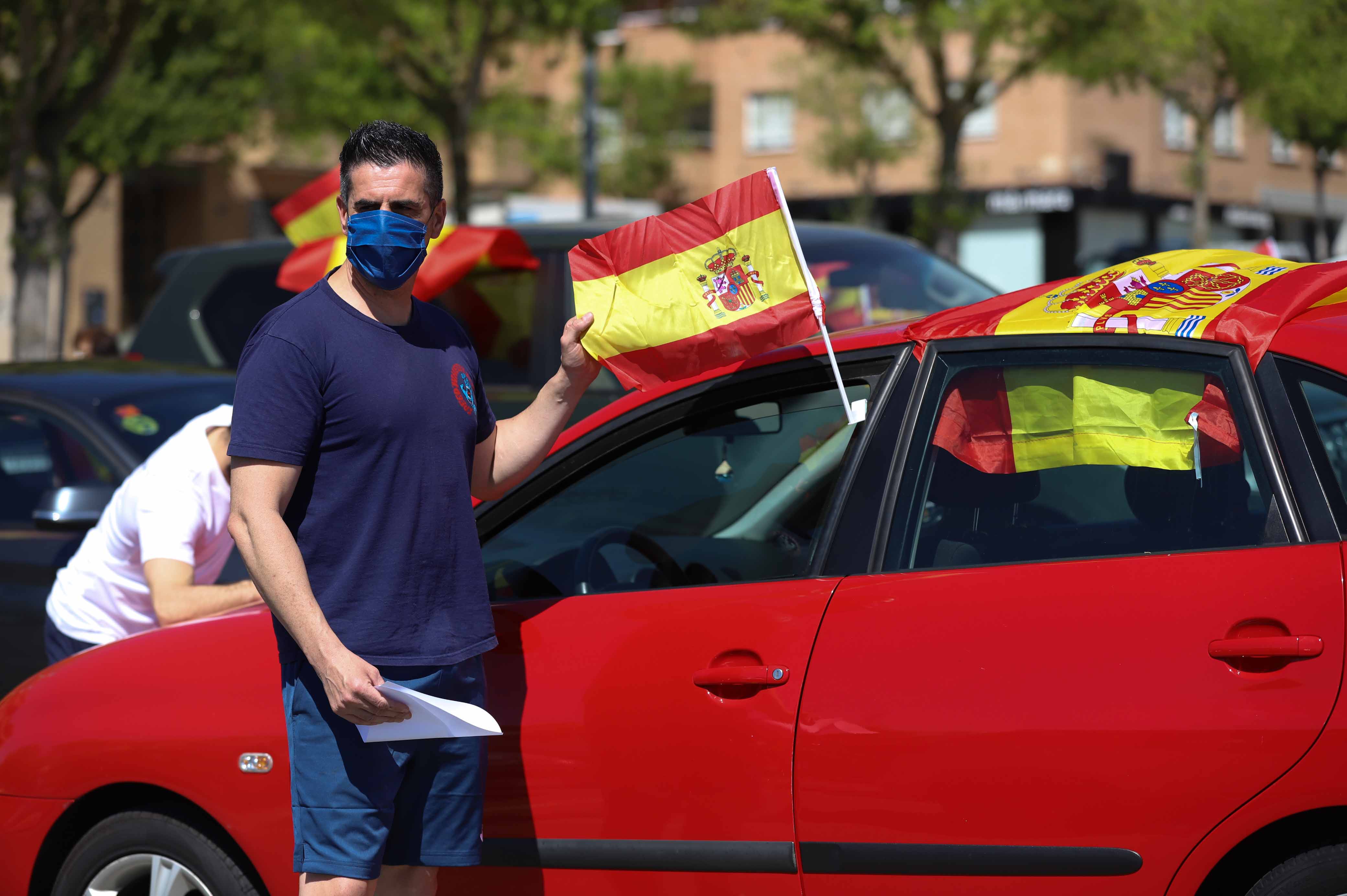 Participaron turismos, motos e incluso vecinos en bicicleta | Numerosos viandantes les aplaudieron a su paso por las calles de la ciudad