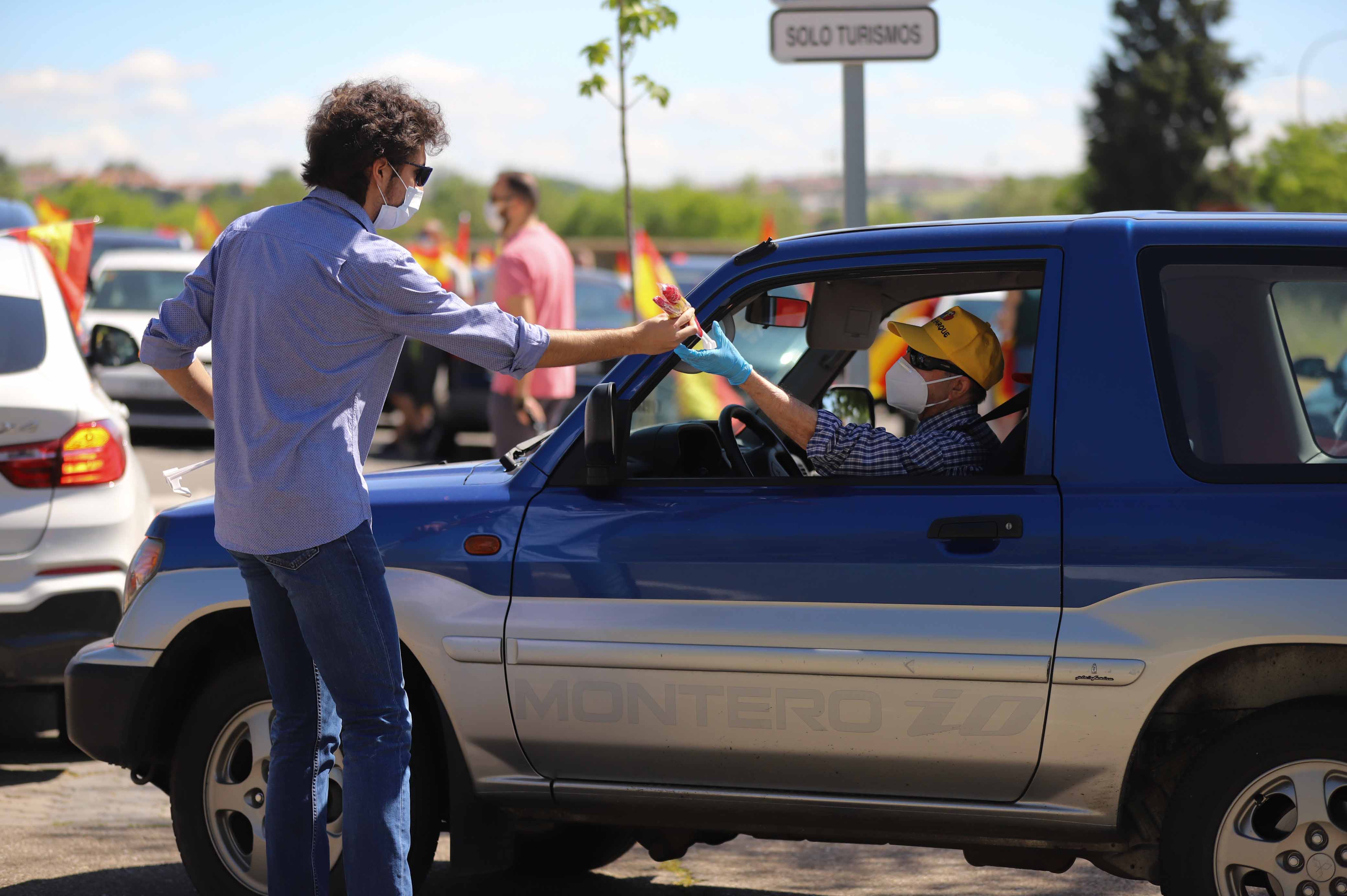 Participaron turismos, motos e incluso vecinos en bicicleta | Numerosos viandantes les aplaudieron a su paso por las calles de la ciudad