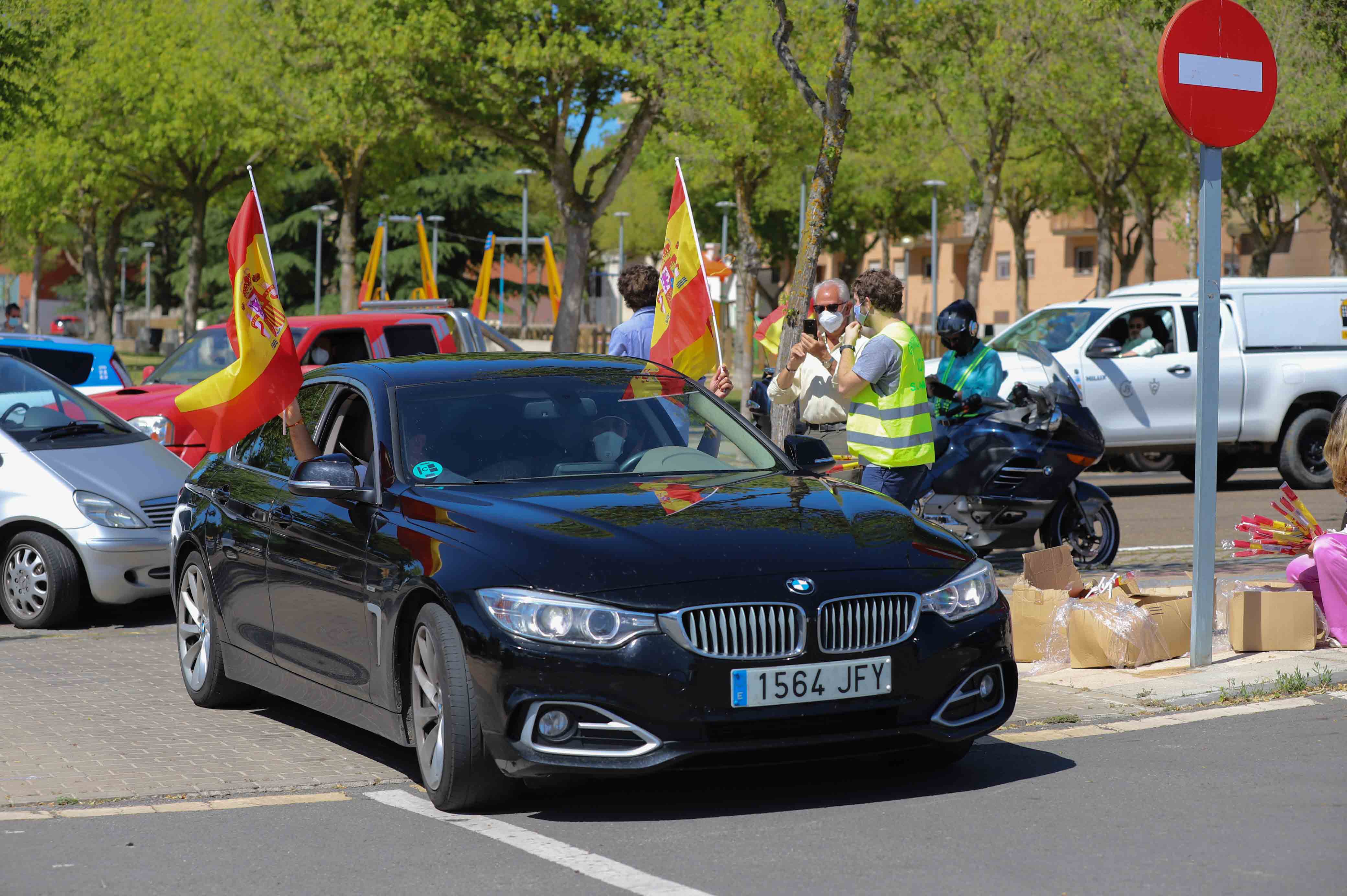 Participaron turismos, motos e incluso vecinos en bicicleta | Numerosos viandantes les aplaudieron a su paso por las calles de la ciudad