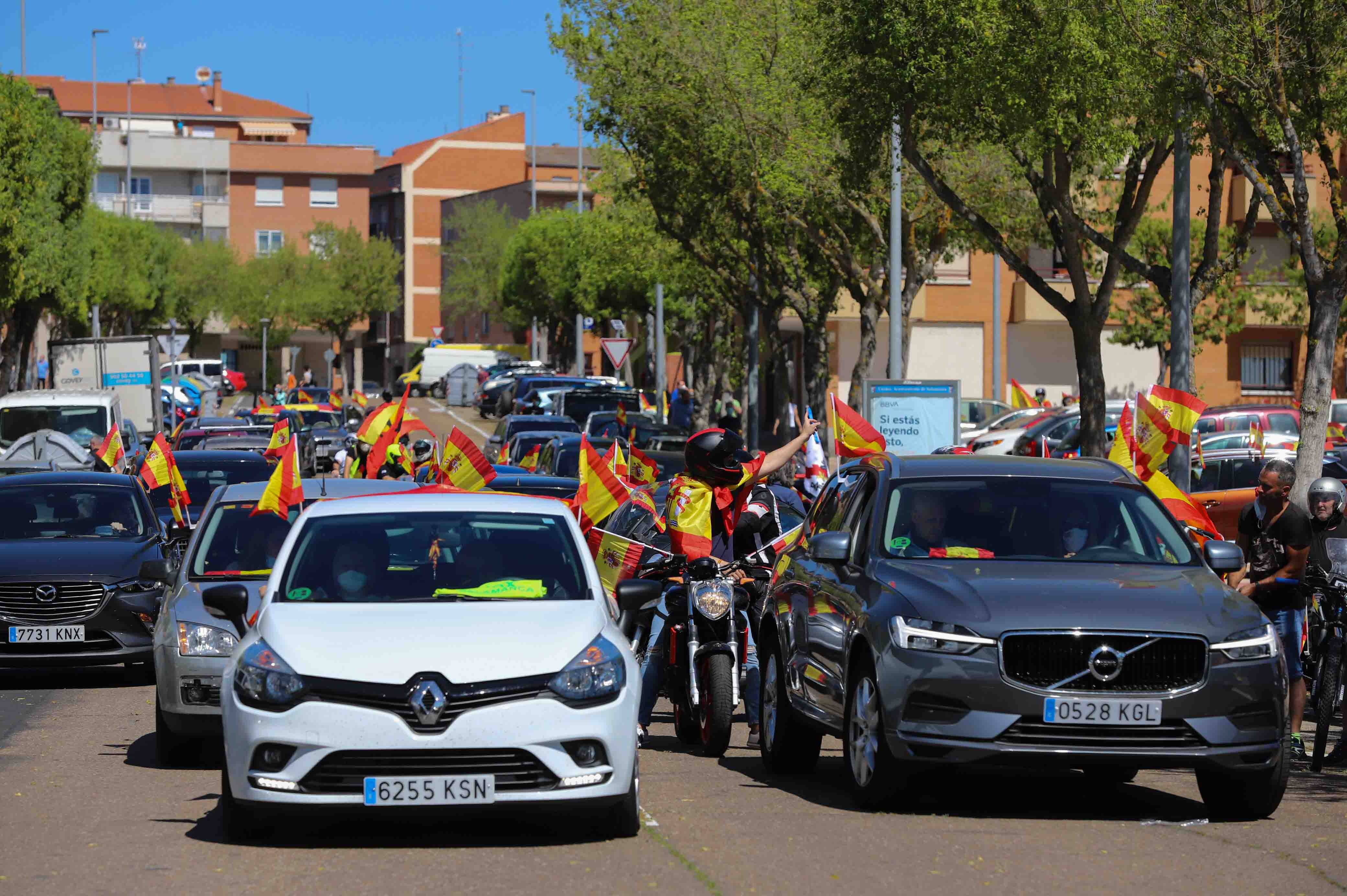 Participaron turismos, motos e incluso vecinos en bicicleta | Numerosos viandantes les aplaudieron a su paso por las calles de la ciudad