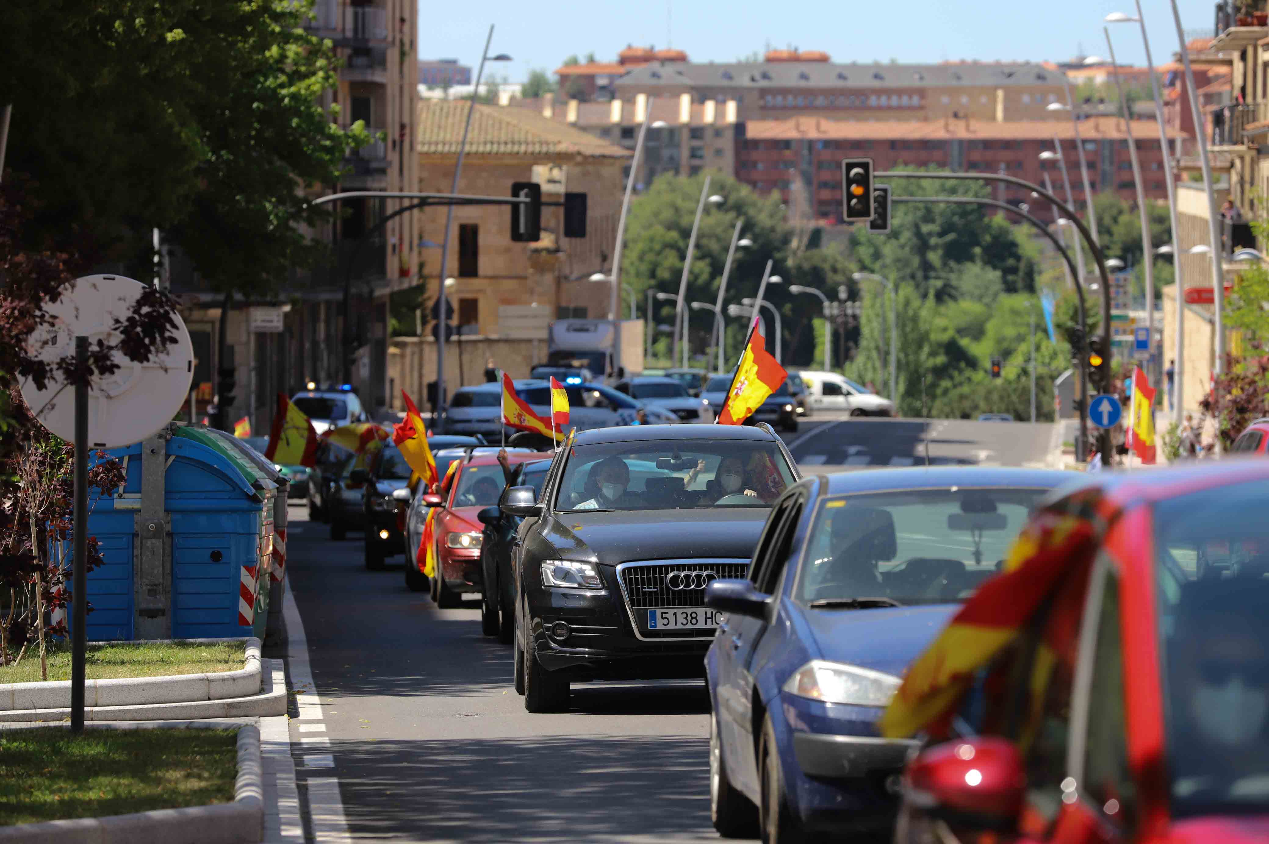 Participaron turismos, motos e incluso vecinos en bicicleta | Numerosos viandantes les aplaudieron a su paso por las calles de la ciudad