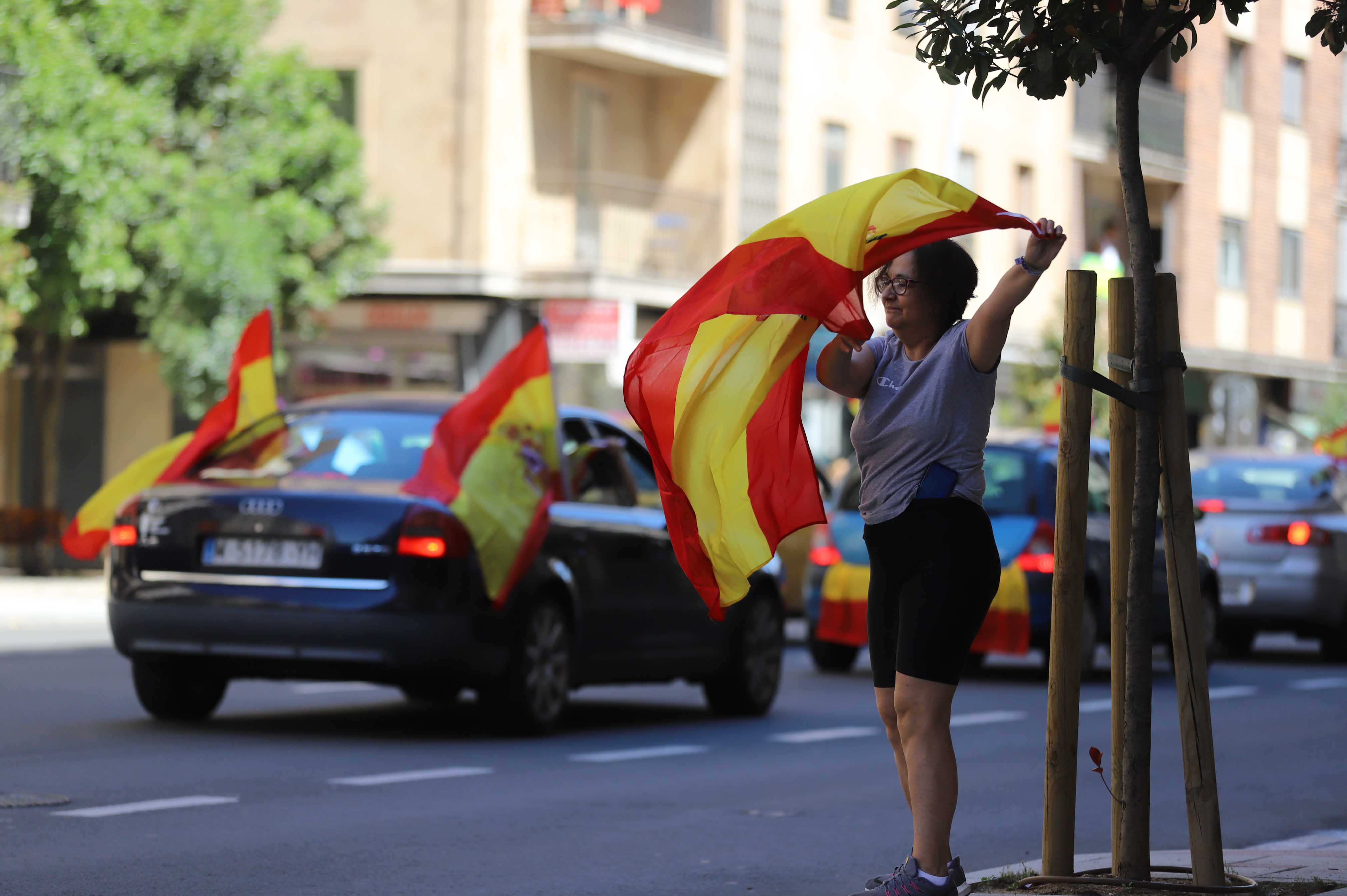 Participaron turismos, motos e incluso vecinos en bicicleta | Numerosos viandantes les aplaudieron a su paso por las calles de la ciudad