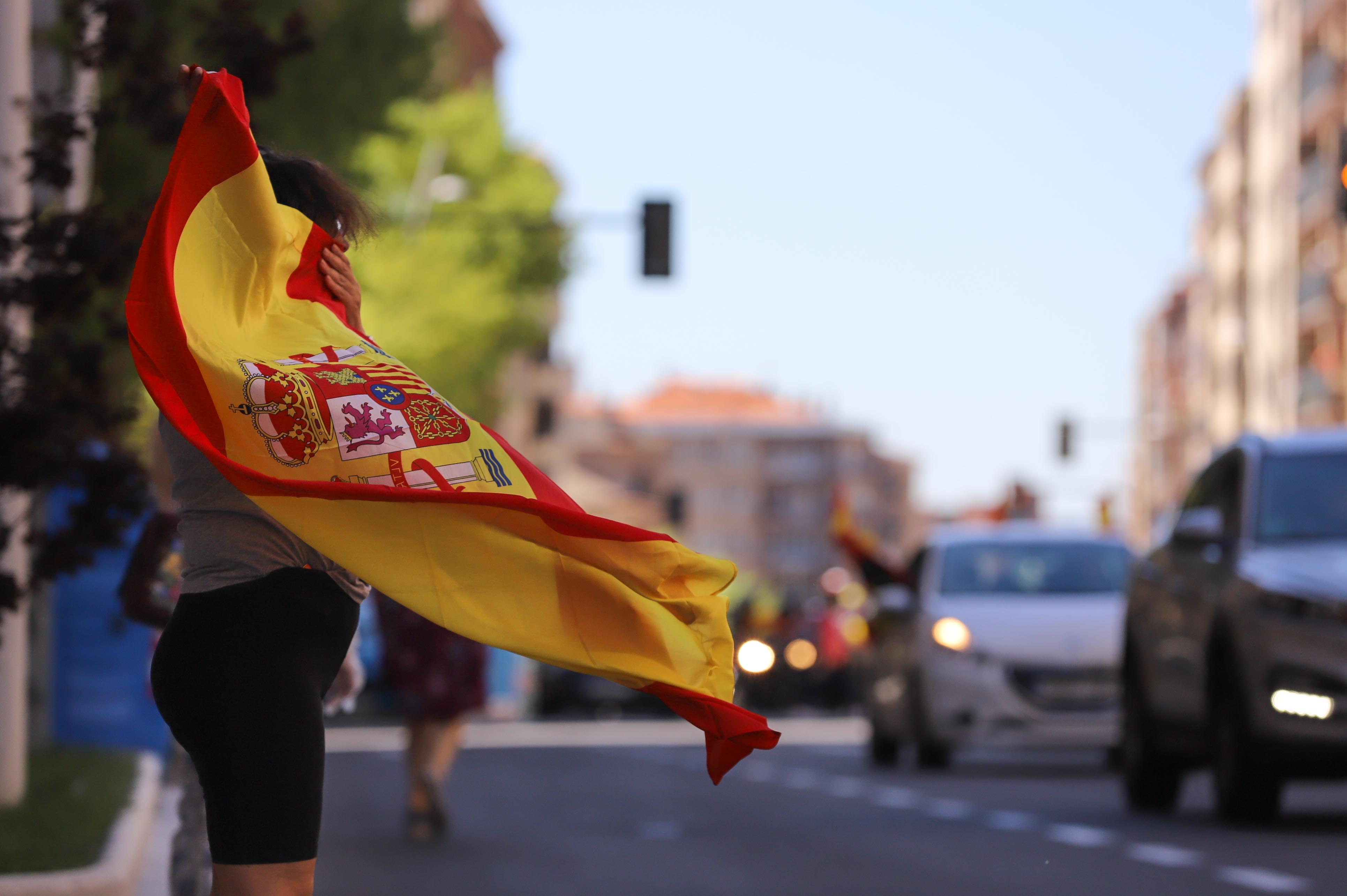 Participaron turismos, motos e incluso vecinos en bicicleta | Numerosos viandantes les aplaudieron a su paso por las calles de la ciudad