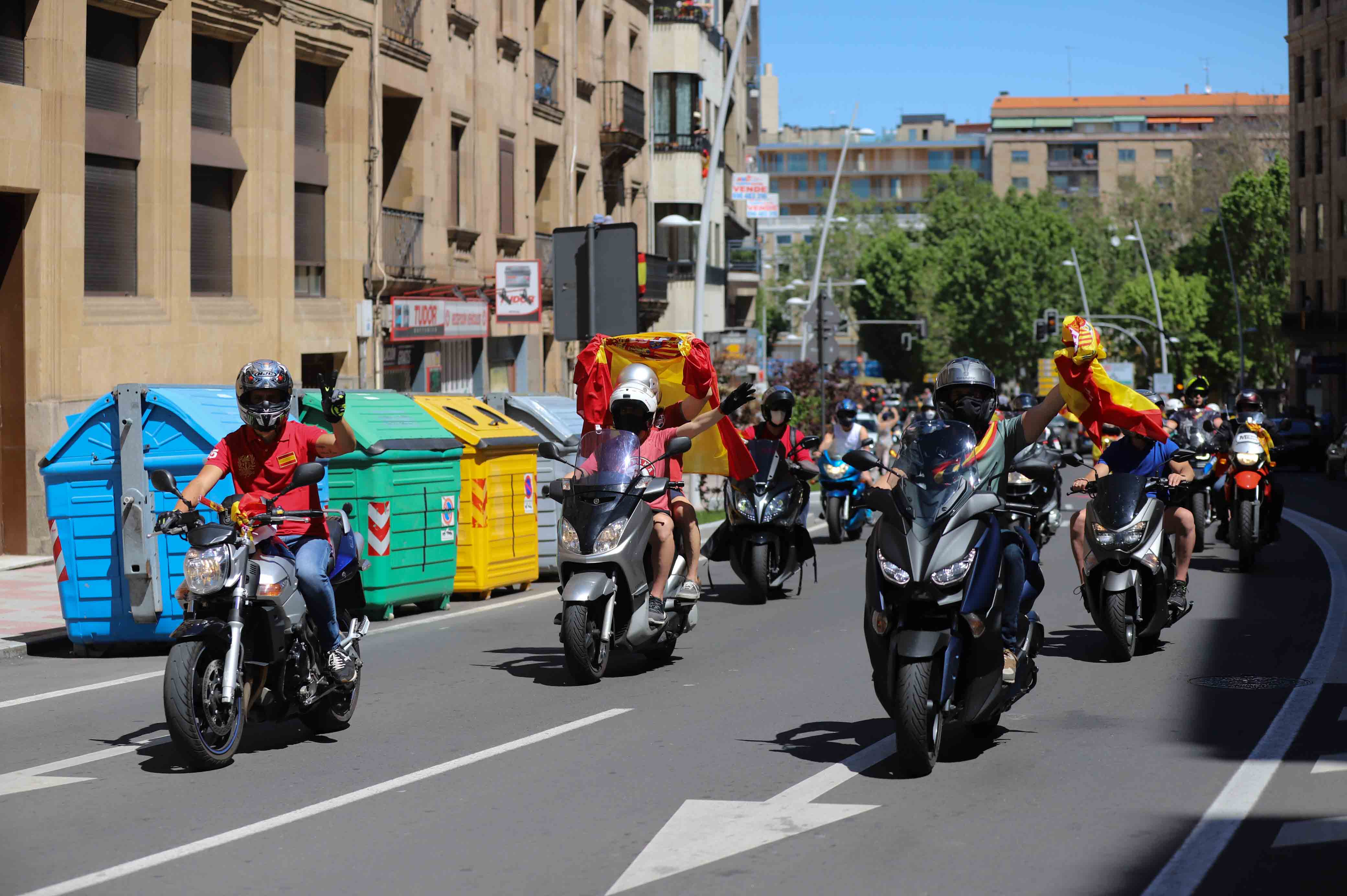 Participaron turismos, motos e incluso vecinos en bicicleta | Numerosos viandantes les aplaudieron a su paso por las calles de la ciudad