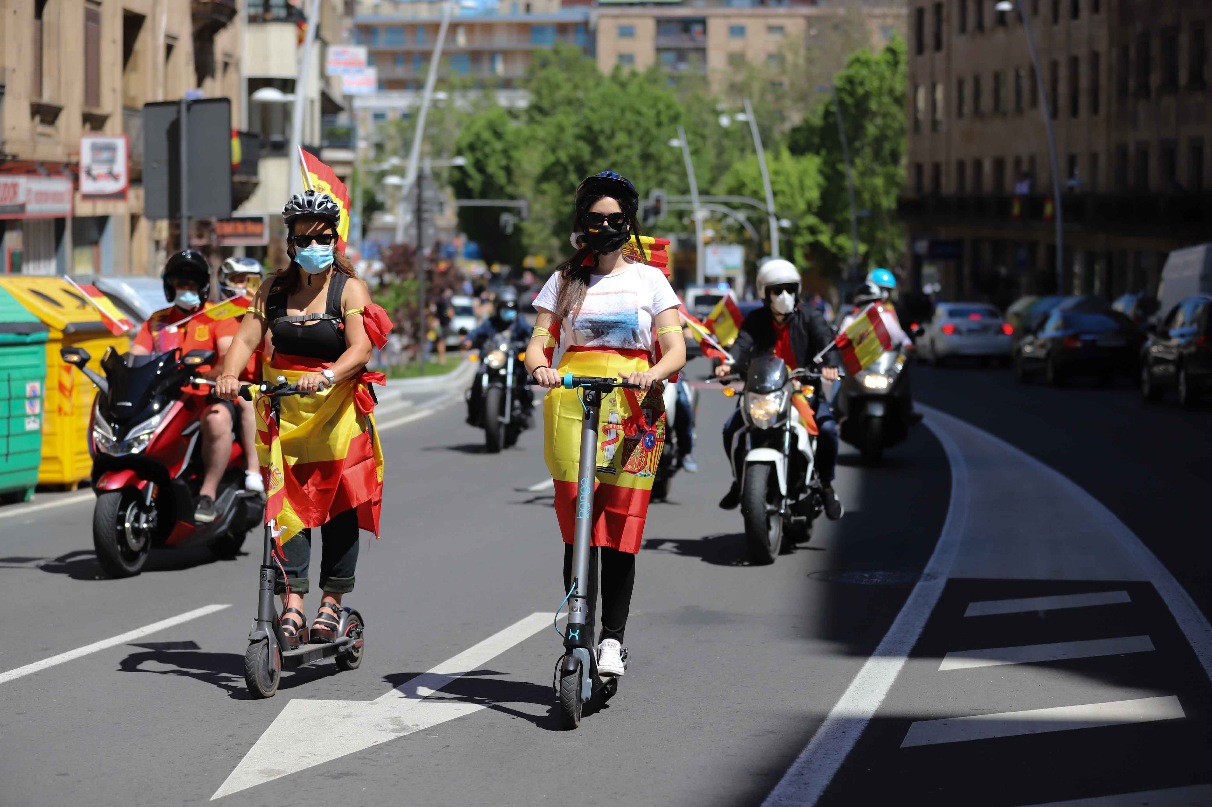 Participaron turismos, motos e incluso vecinos en bicicleta | Numerosos viandantes les aplaudieron a su paso por las calles de la ciudad