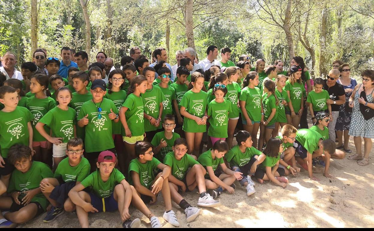 Foto de familia de niños en un campamento de verano. 