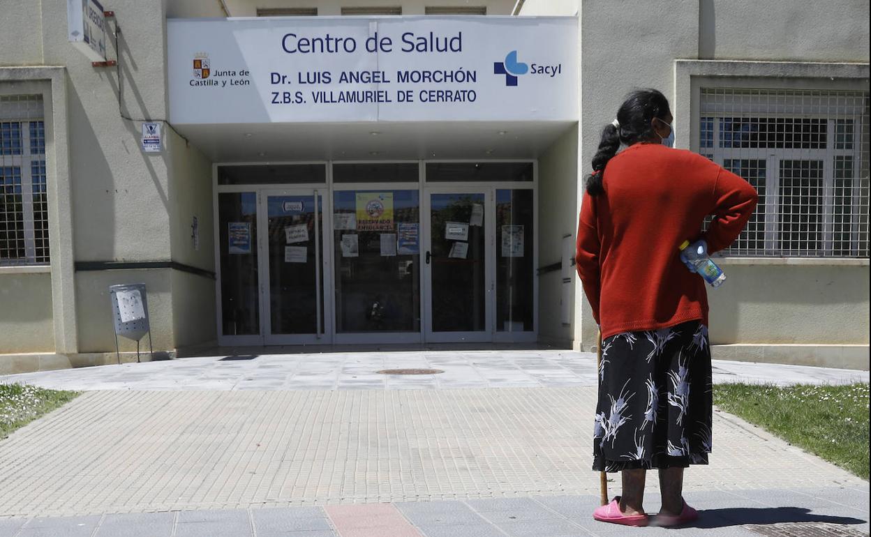 Una mujer espera en la puerta del centro de salud de Villamuriel el pasado lunes.