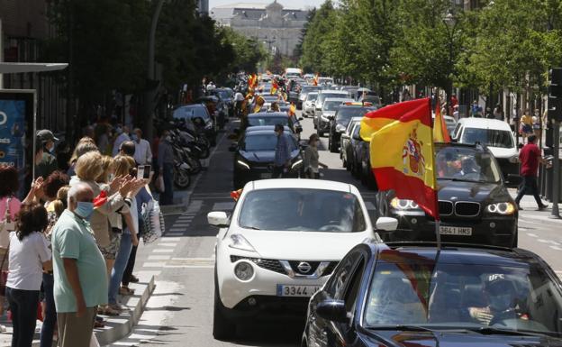 Caravana de coches con banderas de España en Valladolid este sábado. 