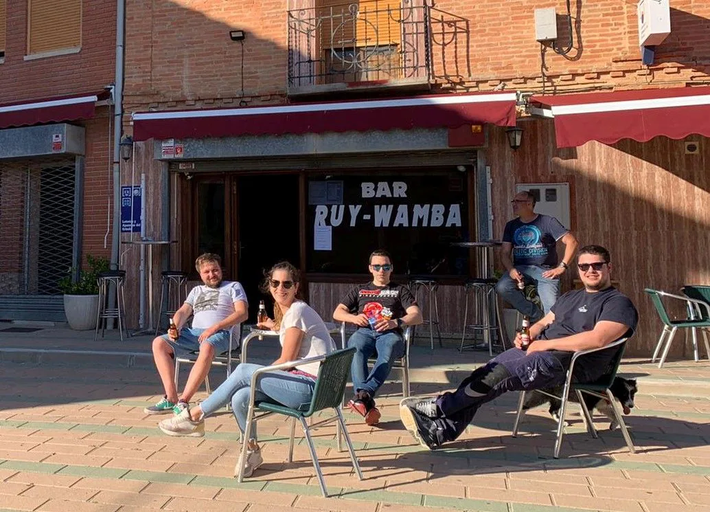 Clientes en la terraza del bar Ruy-Wamba de Mota del Marqués.