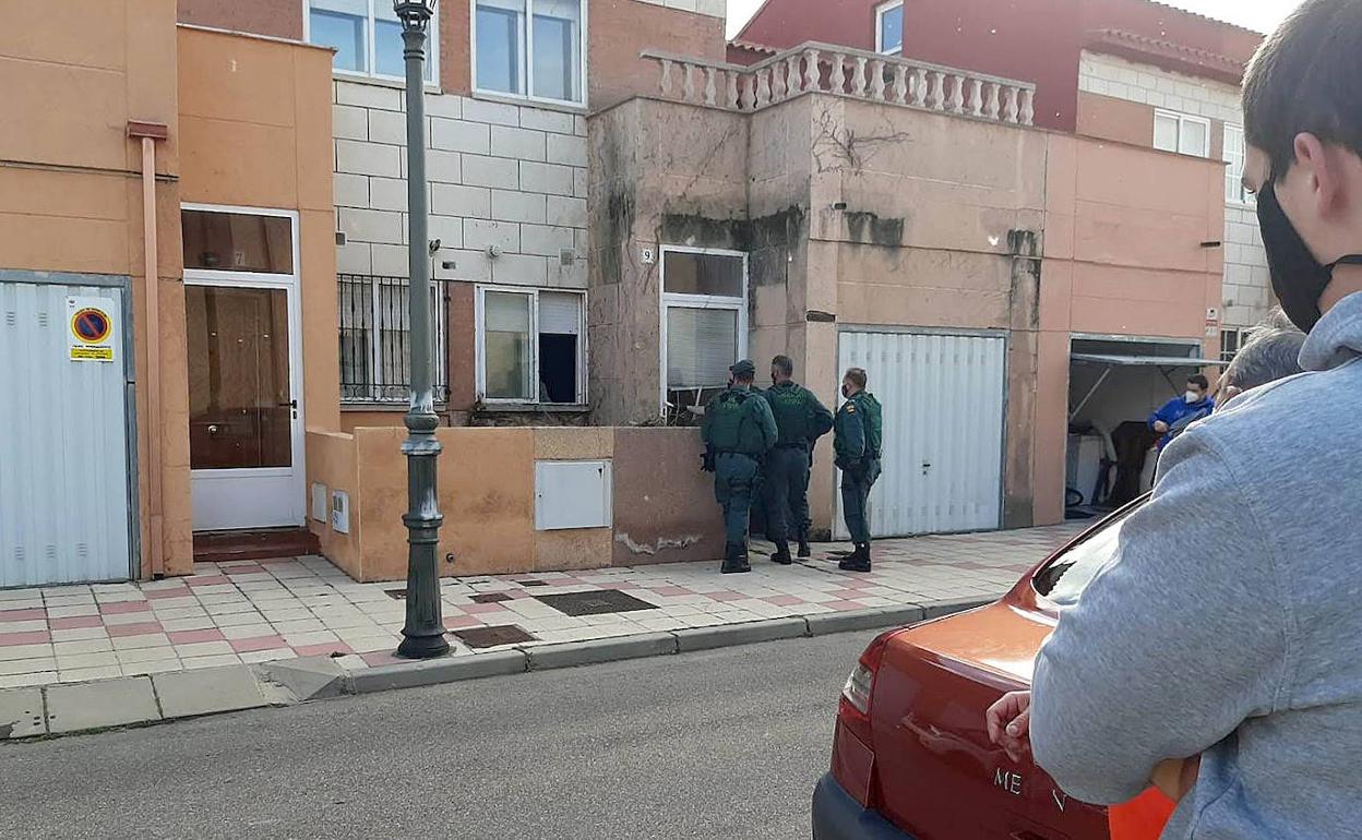 Una veintena de vecinos impiden con la Guardia Civil la ocupación ilegal de una casa en Santovenia