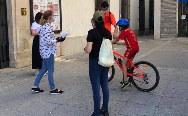 El Ayuntamiento de Alba de Tormes repartió ayer mascarillas infantiles.