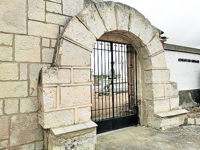 Imagen principal - En la fotografía superior, la entrada al cementerio con la portada de la ermita de la Virgen de las Viñas. Imagen de la Virgen de la Viña y antigua piedra del púlpito de la ermita