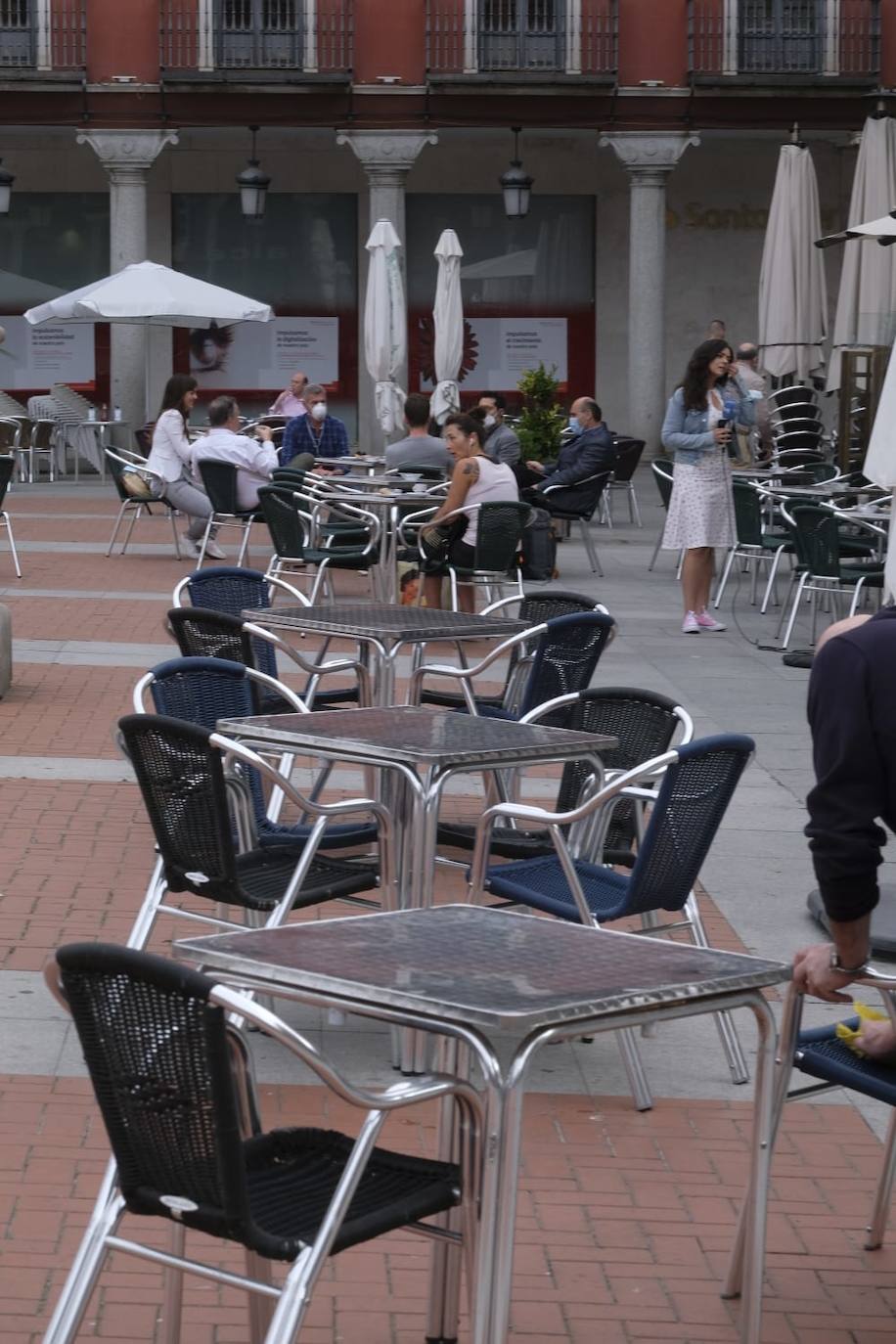 Sillas y mesas colocadas en una terraza de la Plaza Mayor. 