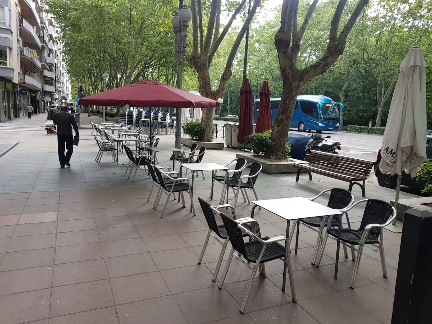 Poca afluencia, de momento, en esta terraza del Paseo de Zorilla.