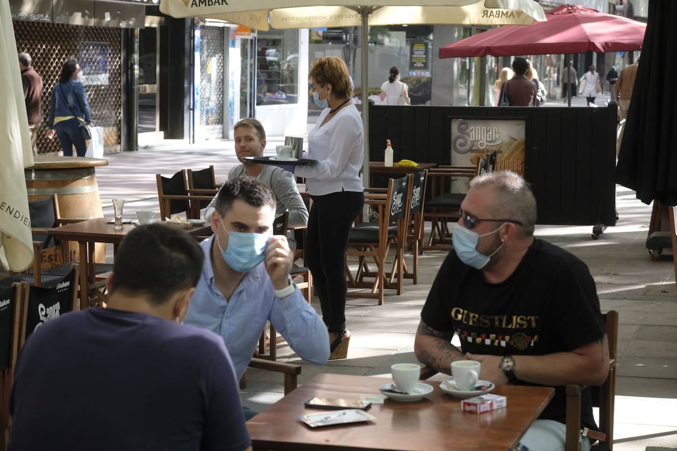 Una camarera atiende a varios clientes en una terraza del Paseo de Zorrilla. 