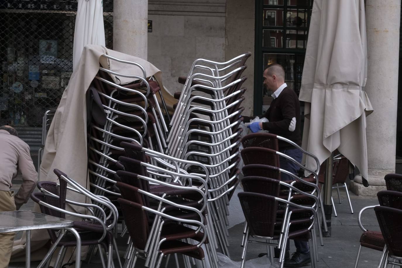 Colocando sillas en la terraza de la Plaza Mayor.