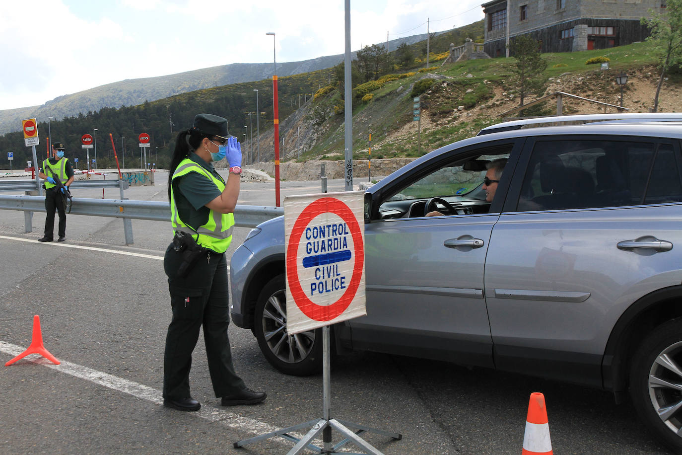 Control de la Guardia Civil en el puerto de Navacerrada 