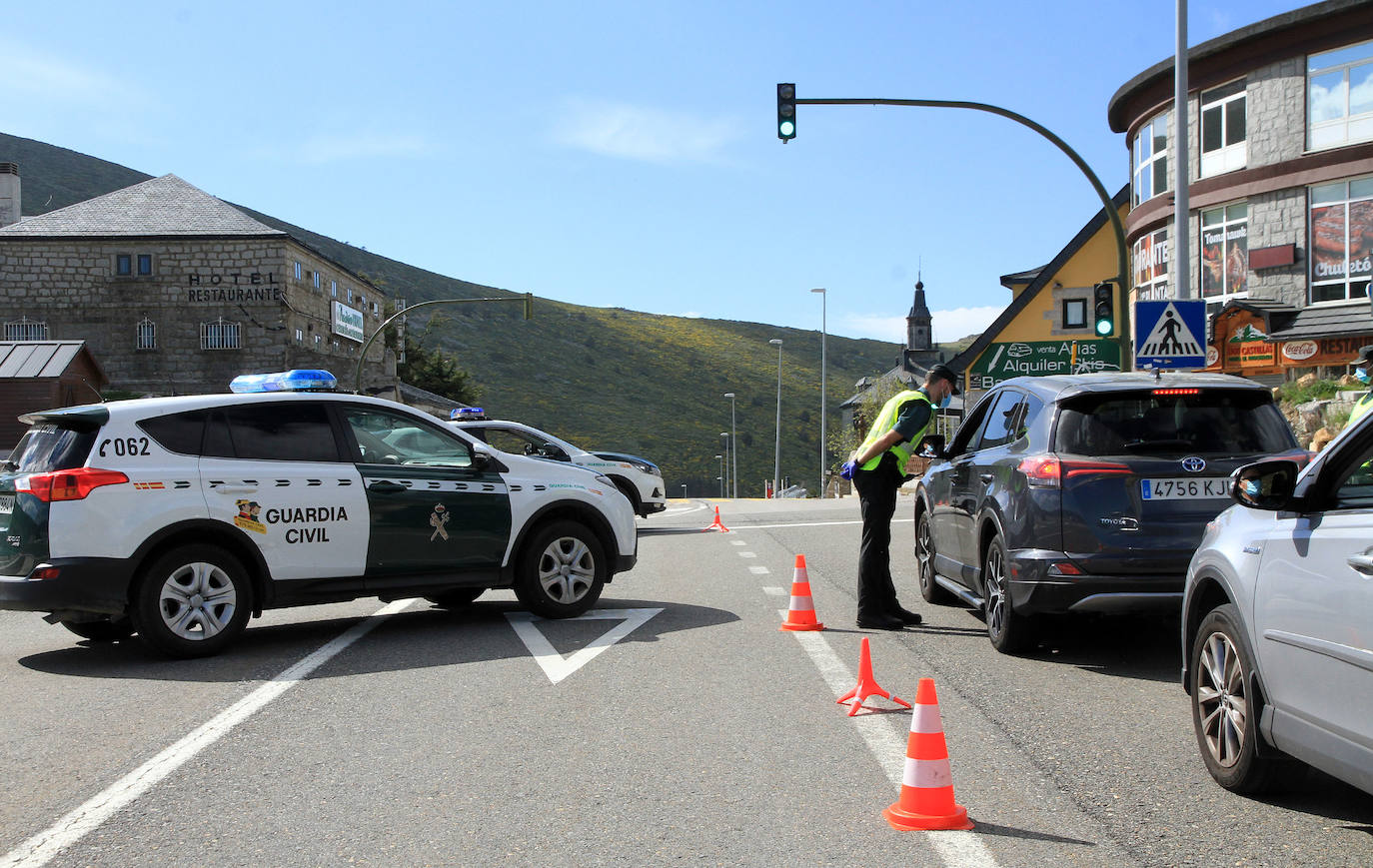 Control de la Guardia Civil en el puerto de Navacerrada 