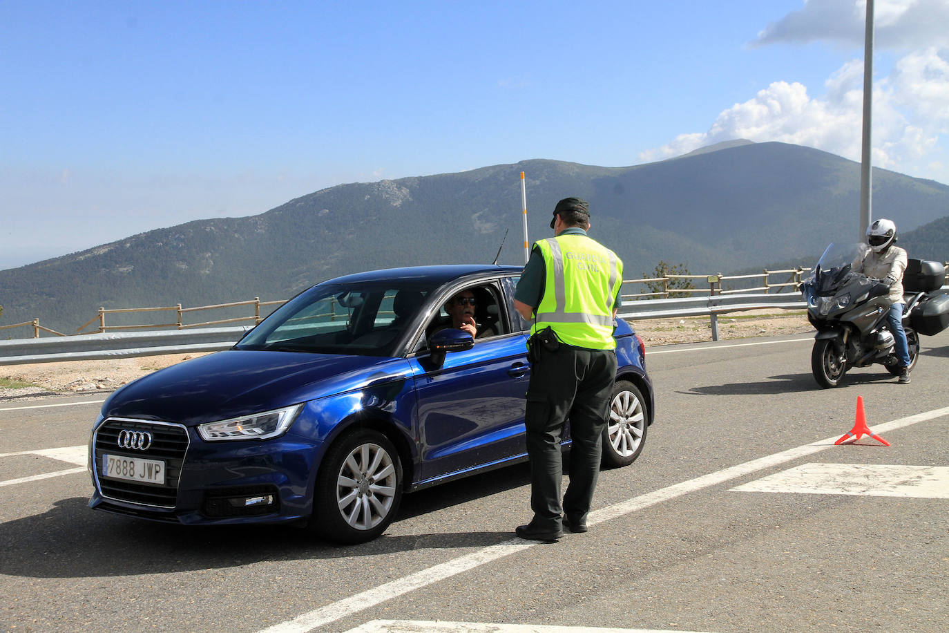 Control de la Guardia Civil en el puerto de Navacerrada 