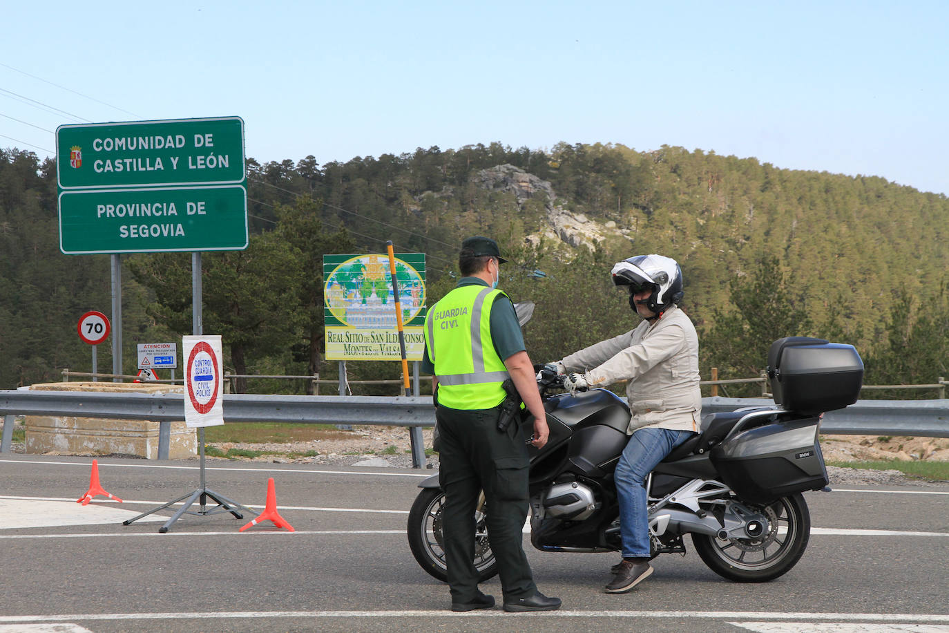 Control de la Guardia Civil en el puerto de Navacerrada 