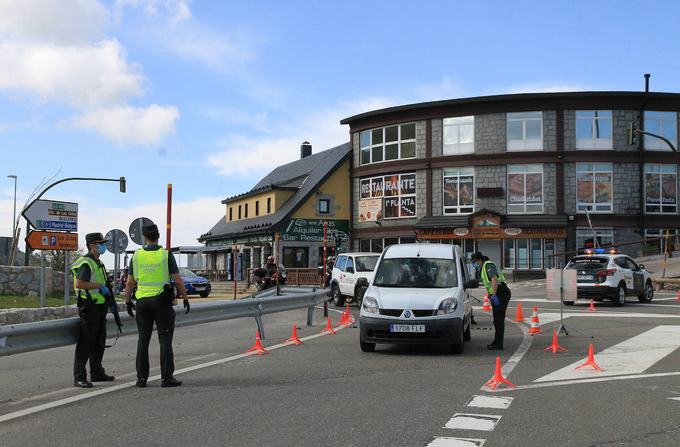 Control de la Guardia Civil en el puerto de Navacerrada 