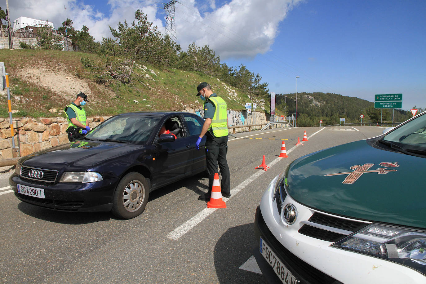 Control de la Guardia Civil en el puerto de Navacerrada 