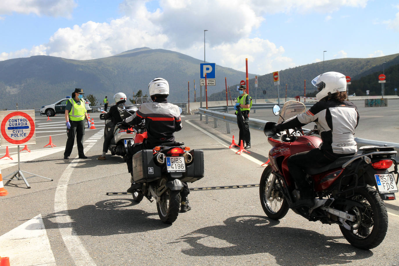 Control de la Guardia Civil en el puerto de Navacerrada 