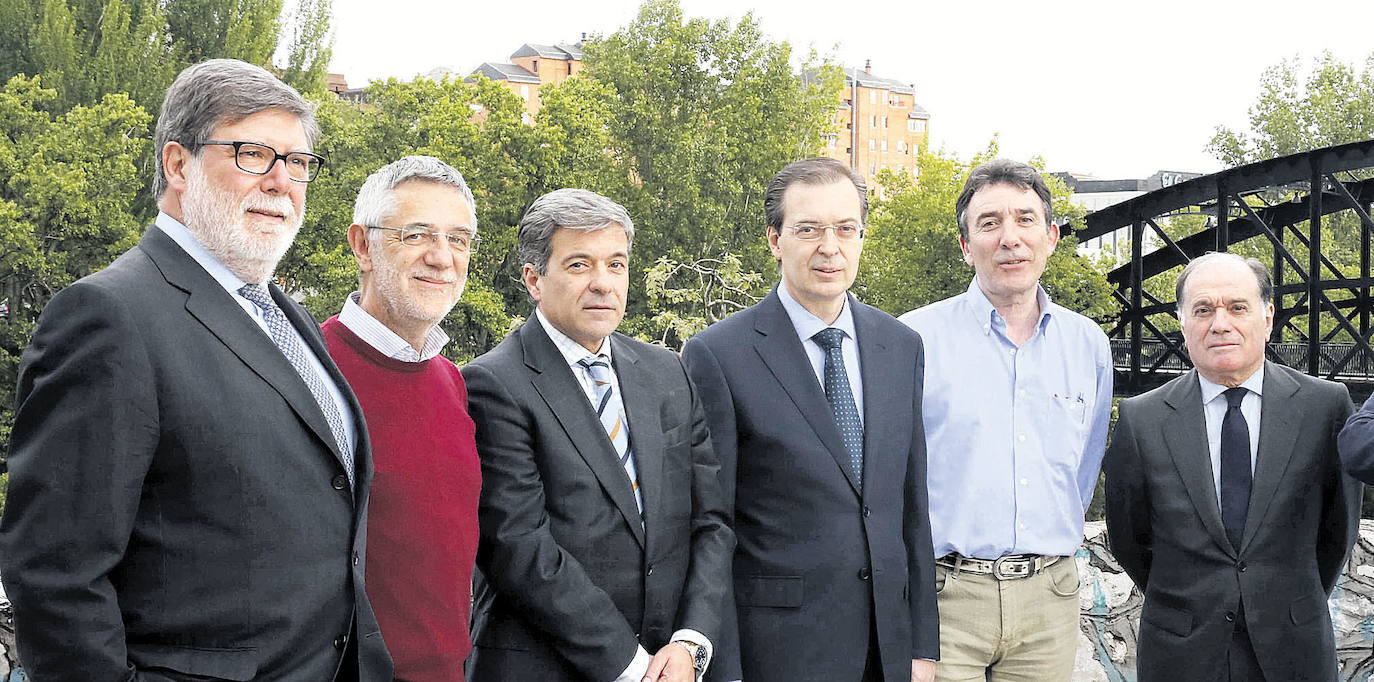 28.04.15 Santiago Aparicio, Agustín Prieto, Ángel de las Heras, Germán Barrios, Ángel Hernández y Tomás Villanueva participantes en el debate del ciclo sobre Diálogo Social y Salarios de El Norte de Castilla celebrado en Valladolid.