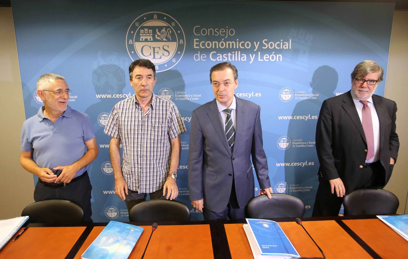 10.07.15 Santiago Aparicio (Cecale), Agustín Prieto (UGT), Ángel Hernández (CC OO) y Germán Barrios (CES), tras la presentación del Informe Anual del Consejo Económico y Social de Castilla y León.