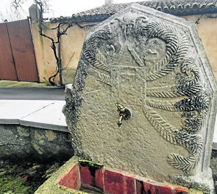 Imagen secundaria 2 - En la fotografía superior, la entrada al cementerio con la portada de la ermita de la Virgen de las Viñas. Imagen de la Virgen de la Viña y antigua piedra del púlpito de la ermita